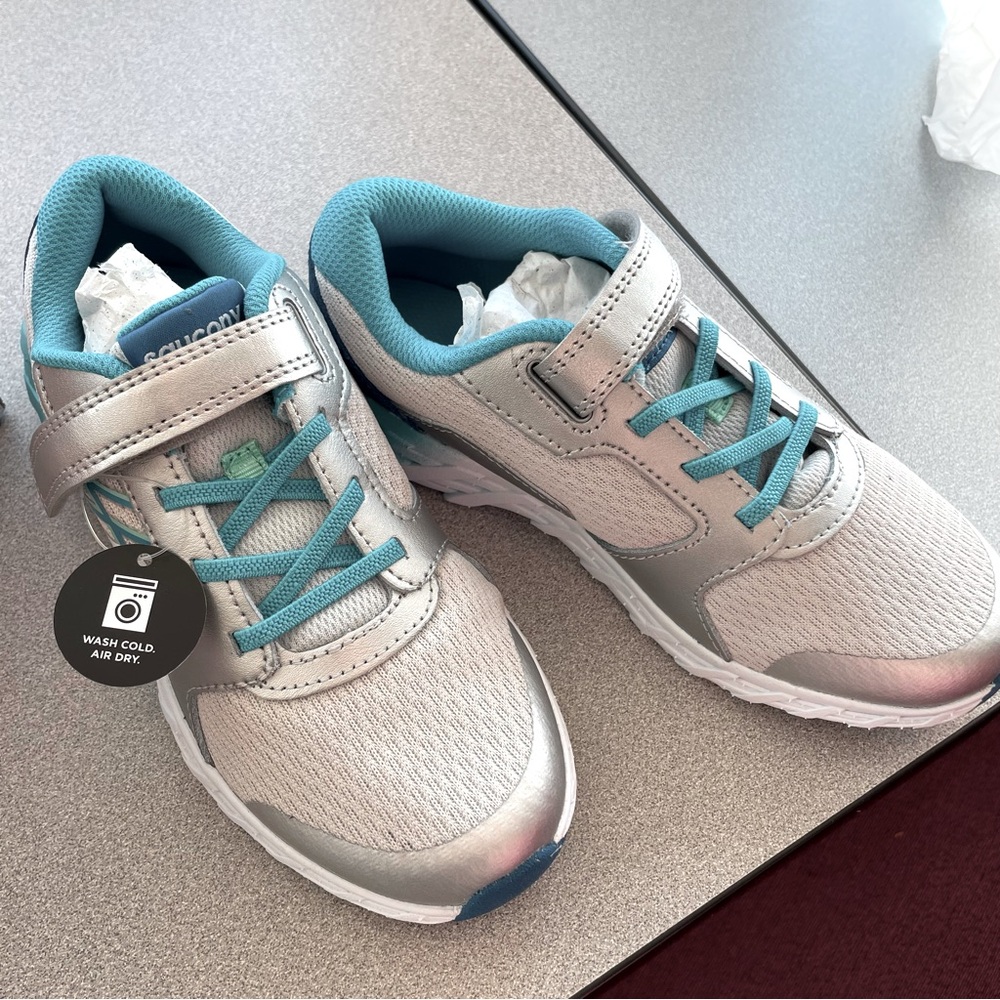 Saucony NWT Kids Sneakers Velcro Size 2.5